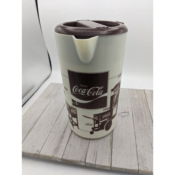 Vintage Coca Cola Collectible Coke Tan 2 Quart Pitcher Brown Lid Years 1893-1951 - Picture 2 of 8